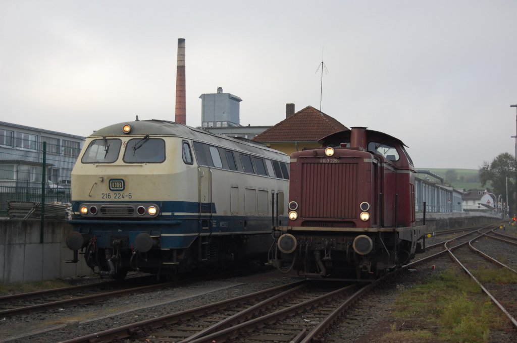 216 224 neben V100 2299 am 23.10.2010 in Frankenberg (Eder) beim Streckenfest der Kurhessenbahn