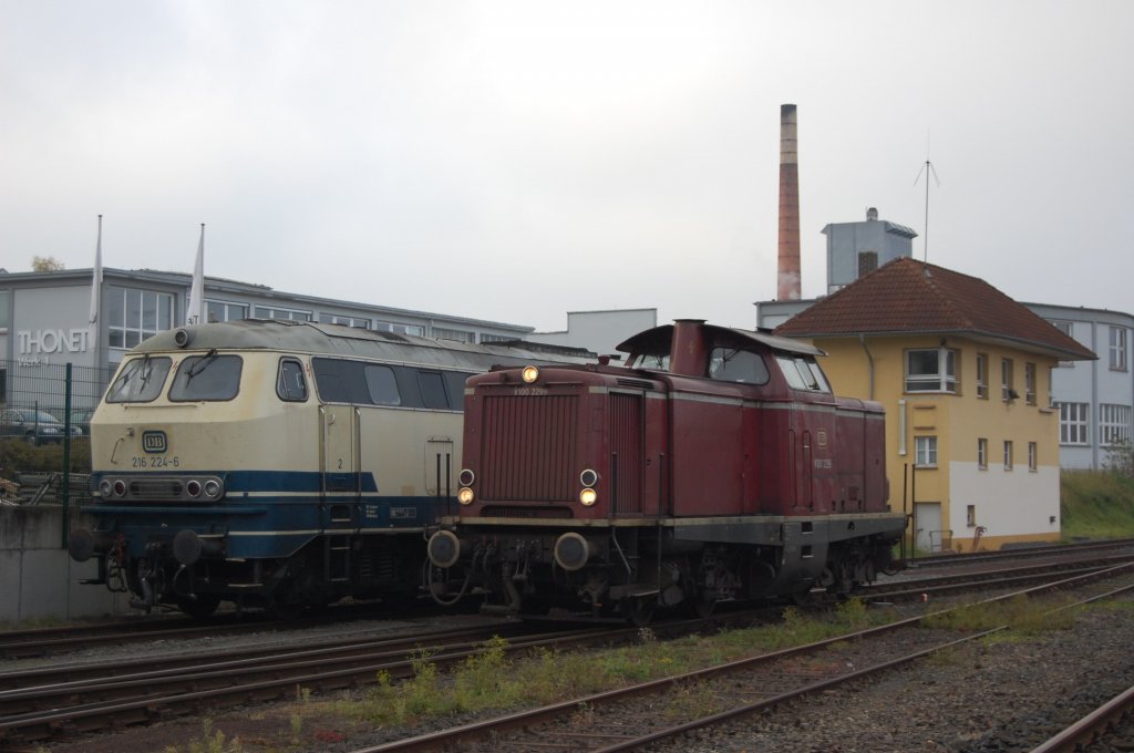 216 224 neben V100 2299 am 23.10.2010 in Frankenberg (Eder) bei Streckenfest der Kurhessenbahn