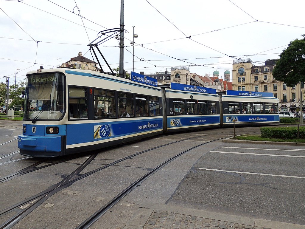 2160 ist am Stachus als L16 Richtung Romanplatz unterwegs; 130607