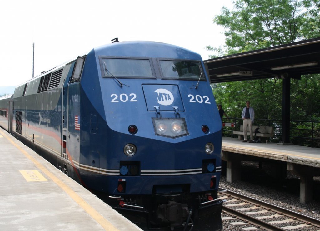 21.6.2011 Cold Spring, NY. GE Genesis P32AC-DM in neuer Lackierung vor einem Zug der Hudson Line von Grand Central New York City nach Poughkeepsie, NY.