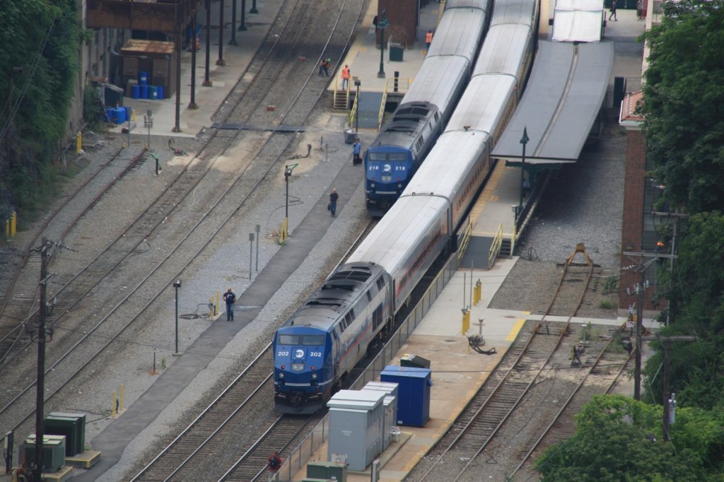 21.6.2011 Poughkeepsie, NY. Endstation der Metro North Hudson Line. Zu sehen 2 Genesis Loks in neuem Outfit. Foto gemacht vom Walkway over the Hudson, einer alten Eisenbahnbrcke (Maybrook Line)ber den Hudson River.