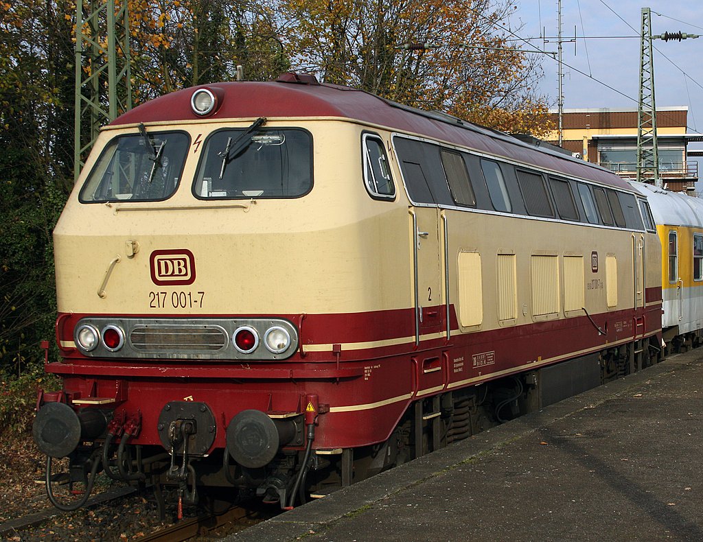 217 001-7 aufgenommen in MG Hbf. in einem der wenigen sonnigen Momente dieses Tages des 11.11.09