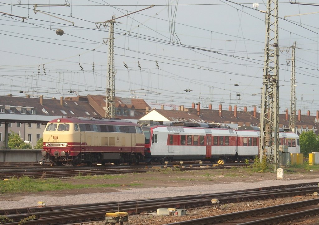 217 001 am 1.Mai 2009 durchfhrt den Karlsruher Hauptbahnhof Richtung Schweiz.