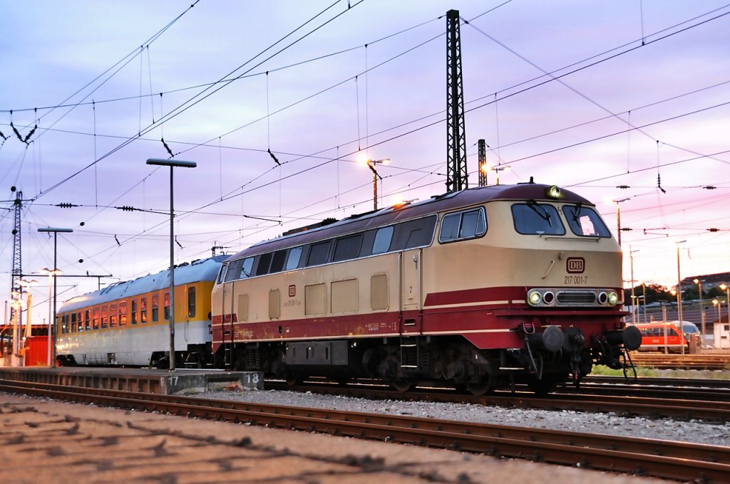217 001 im Hbf Saarbrcken mit einem Mewagen am Abend des 23.06.09