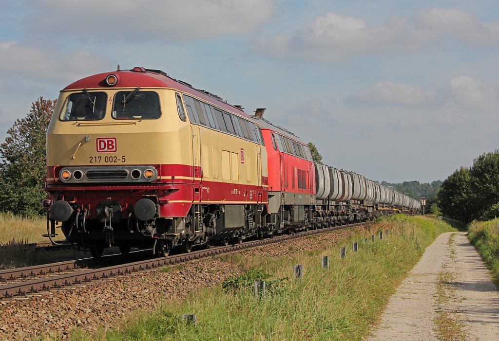 217 002-5 und 217 012-4 mit Kalkzug in Tling am 01.08.2011