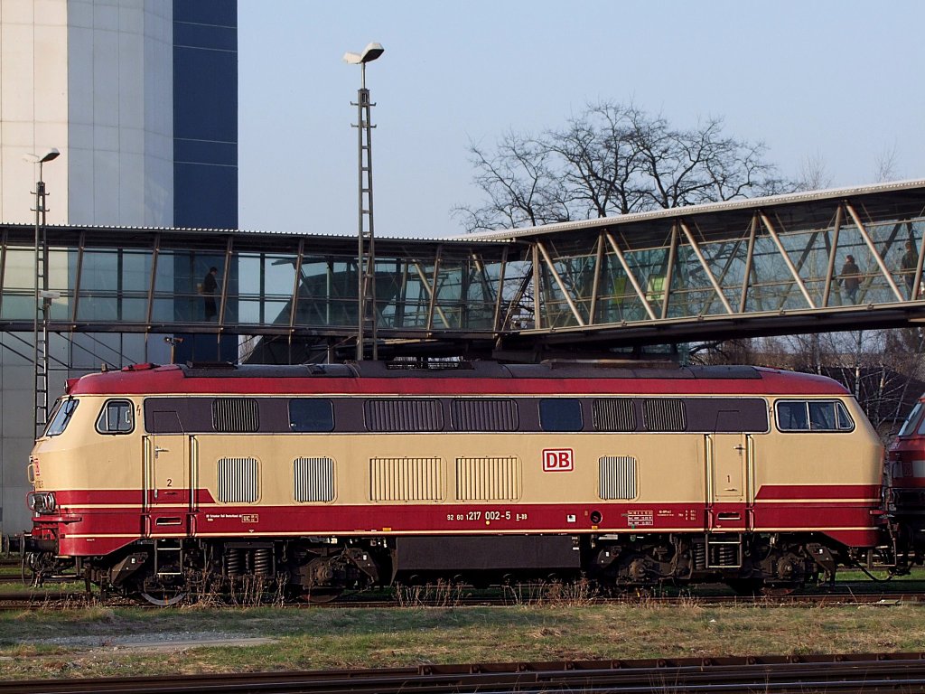 217 002-5 wartet im Bahnhof Mhldorf(Oberbay,auf weitere Einstze;110329