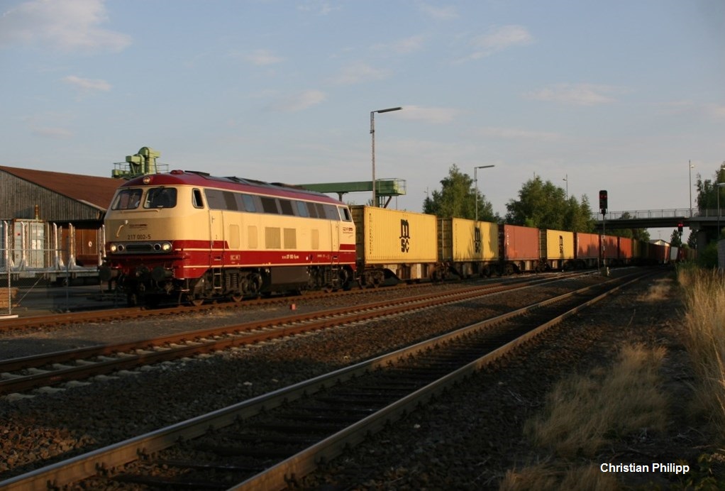 217 002	der BTE fhrt am 27.07.2013 mit einem Containerzug nach Wiesau in Wiesau ein. 	
