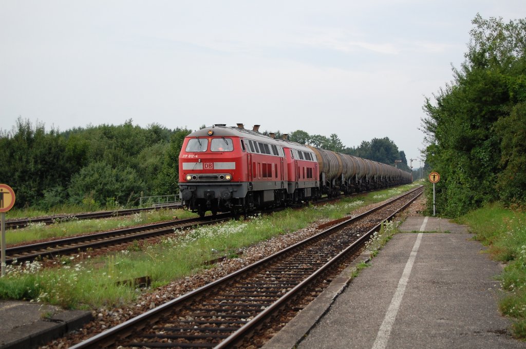 217 012-4 und eine unb. Schwester fuhren mit einem langen Kesselwagenzug in den Bahnhof Tssling ein, am Zugschluss halfen noch 225 026-4 und eine weitere BR 225, 23.08.2010.