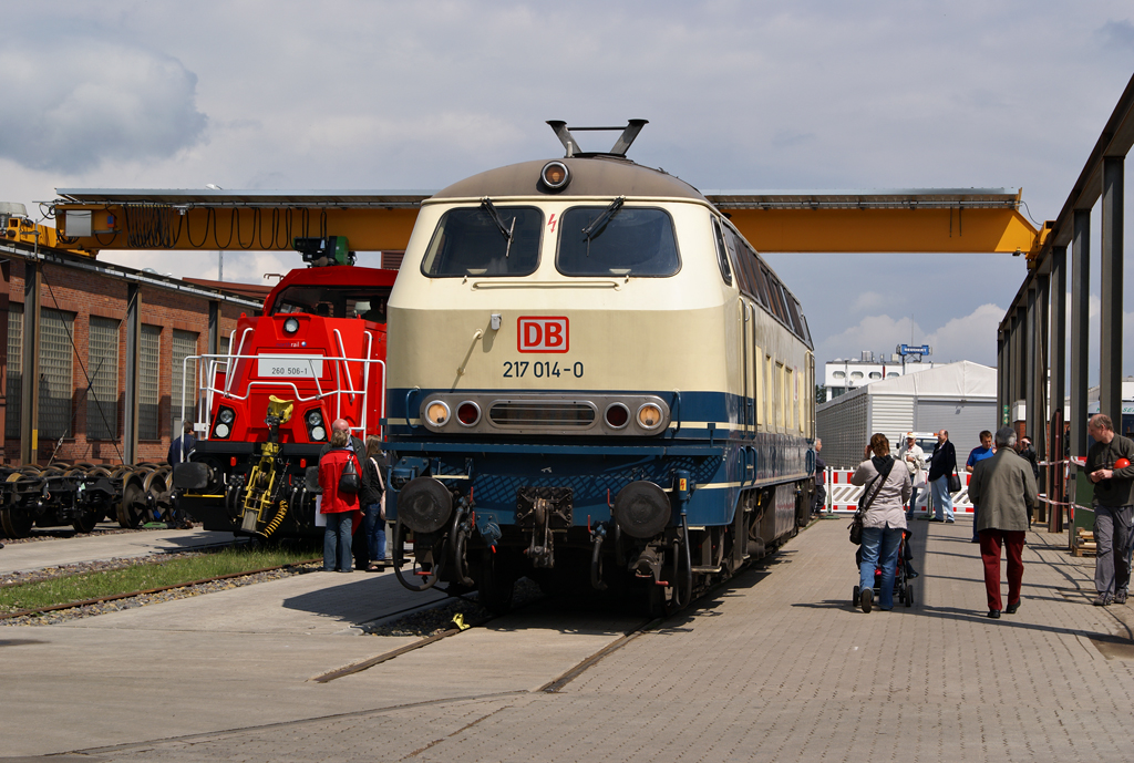 217 014-0 am 18.06.2011 neben 260 506-1 beim Tag der offenen Tr im Werk Neumnster