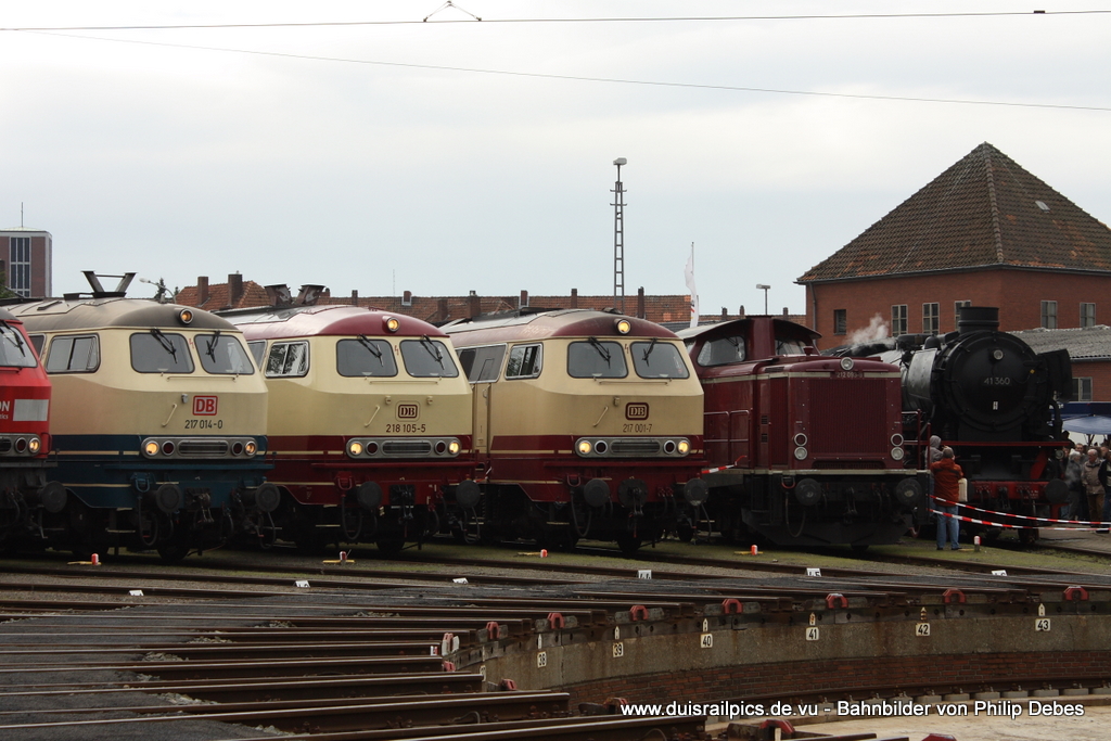 217 014-0 (DB), 218 105-5 (DB), 217 001-7 (DB), 212 093-9 (DB) und
41 360 stehen am 19. September 2010 im Betriebswerk Osnabrck (Doppeljubilum: 125 Jahre Betriebswerk Osnabrck und 175 Jahre Eisenbahn in Deutschland)