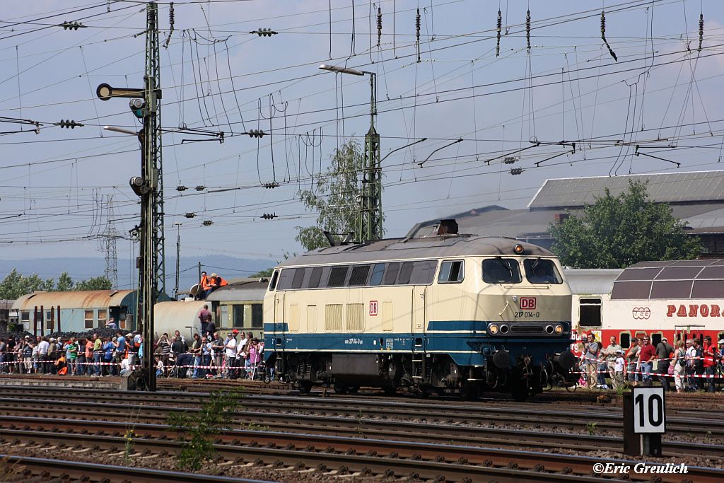217 014 am 21.5.2011 in Koblenz Ltzel auf der Parade.
