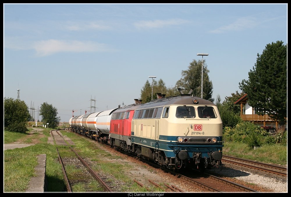 217 014 bei der Durchfahrt durch Pirach, 9. September 2009.