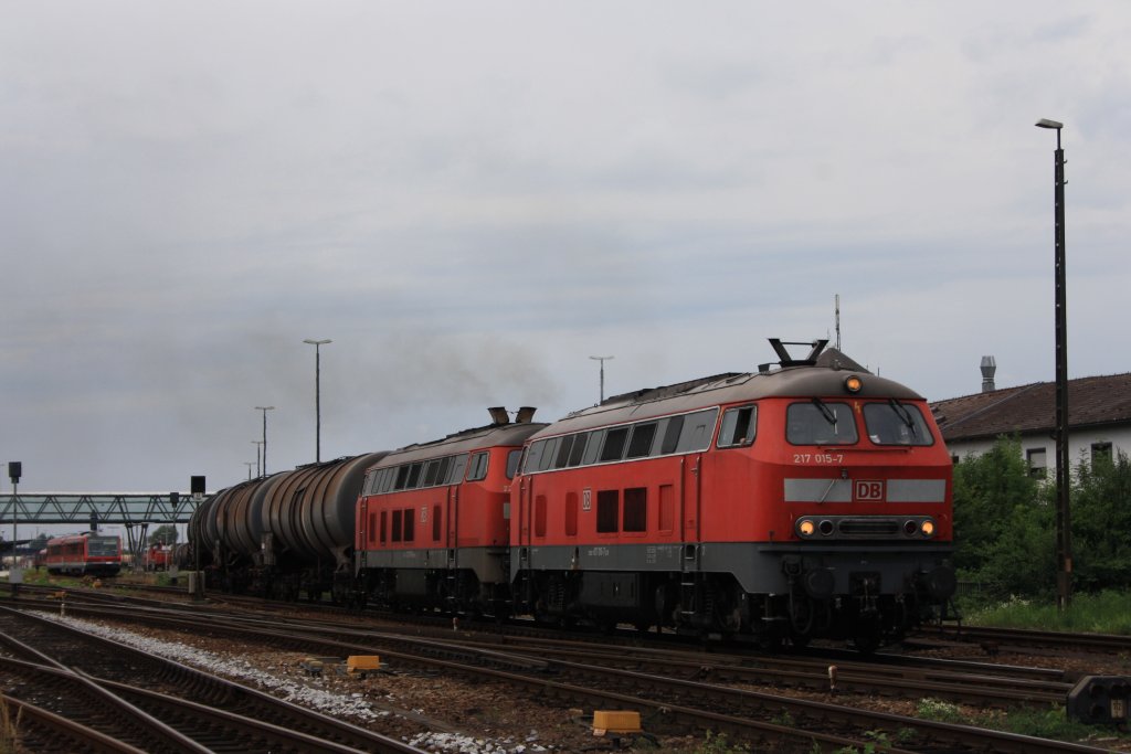 217 015 + 217 xxx mit einem Kesselwagenzug in Mhldorf am 02.08.2010