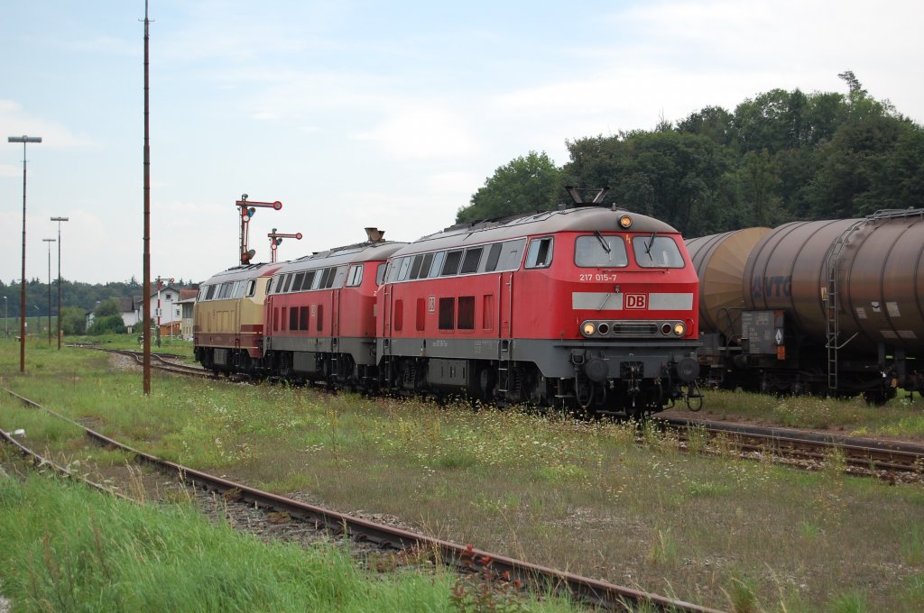 217 015-7, eine unb. Schwester und 217 002 begegneten als Lz am 23.08.2010 einem Kesselwagenzug im Bahnhof Tssling.