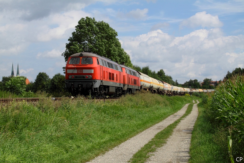 217 015-7 und eine weitere 217 schieben den mit 233 547-9 bespannten Zug nach. (Alttting am 24.8.2010)