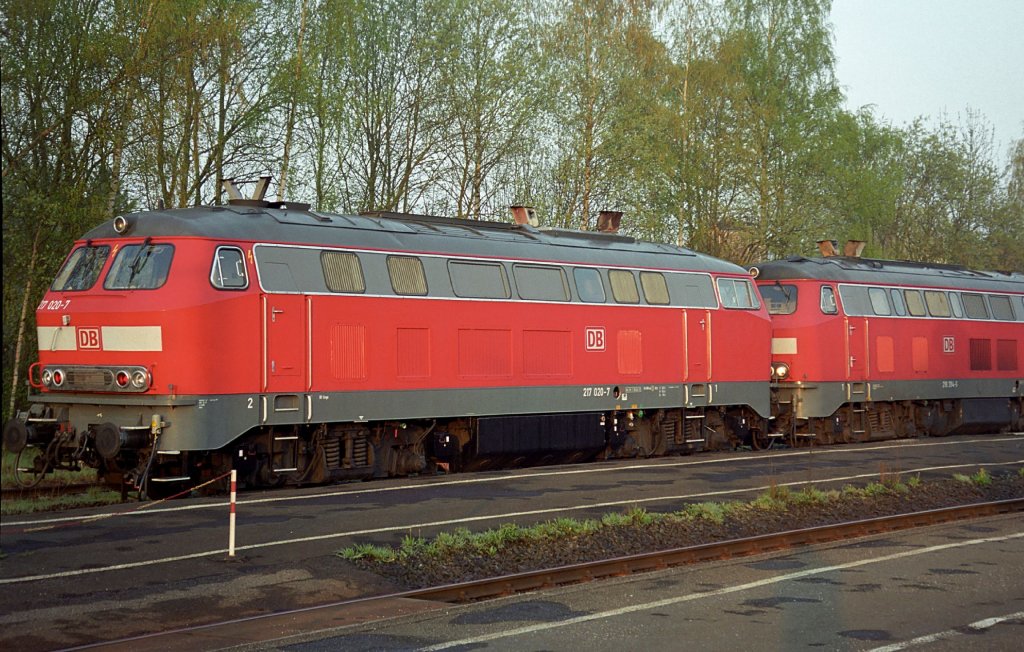 217 020-7 am 23.04.2003 im Bahnhof von Alttting.