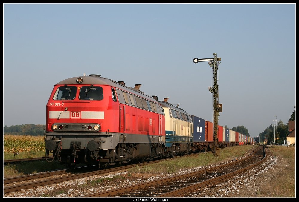 217 021 mit 217 014 am Morgen des 10. Septembers 2009 in Tssling.