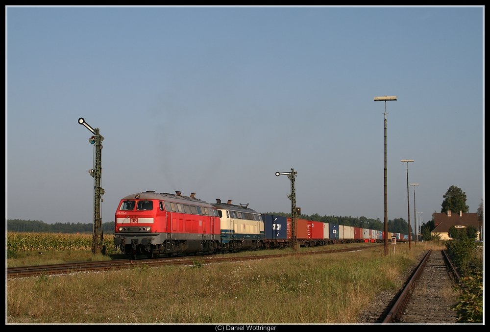 217 021 mit 217 014 am Morgen des 10. Septembers 2009 in Tssling.