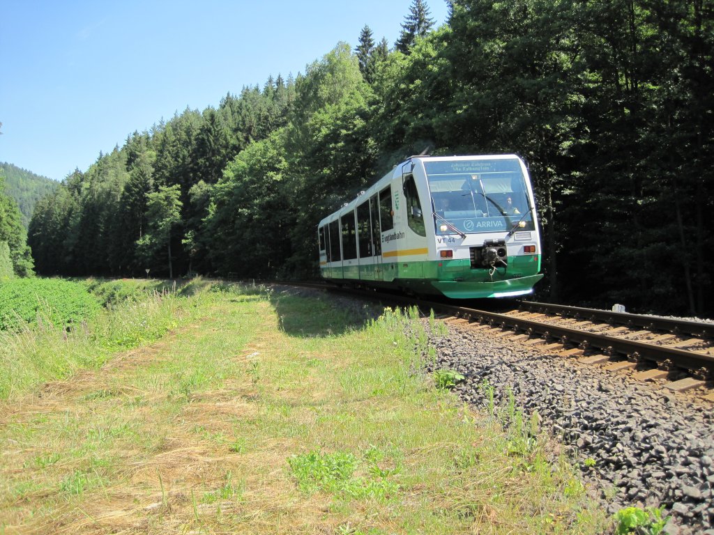 21.7.2010 14:56 VT 44 der Vogtlandbahn aus Sokolov nach Zwickau Zentrum kurz vor dem Bahnhof Rotava (Tschechien).