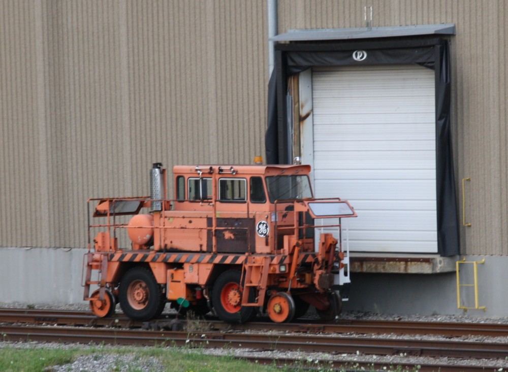 21.7.2012 bei Dyer, IN. Arbeitsfahrzeug non General Electric (aus Zug fotografiert)