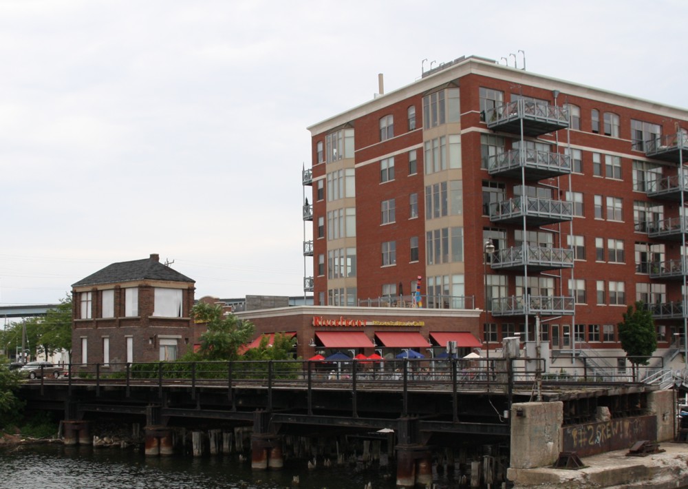 21.7.2012 Milwaukee, WI. Stillgelegtes Stellwerk an einem Anschlussgleis. 