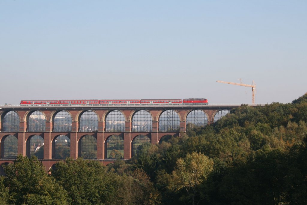 218 ??? mit dem Bderexpress am Haken von Leipzig nach Hof auf der Gltzschtalbrcke.11.10.2010.