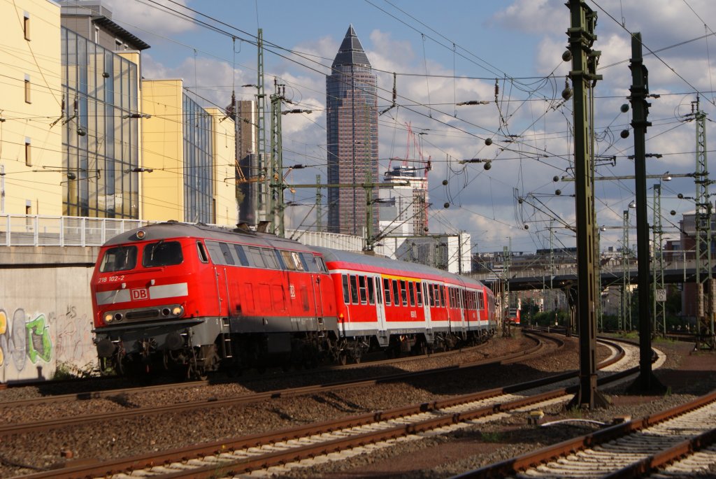 218 102-2 + 218 429-9 mit einem RE in Frankfurt-West am 24.08.2010