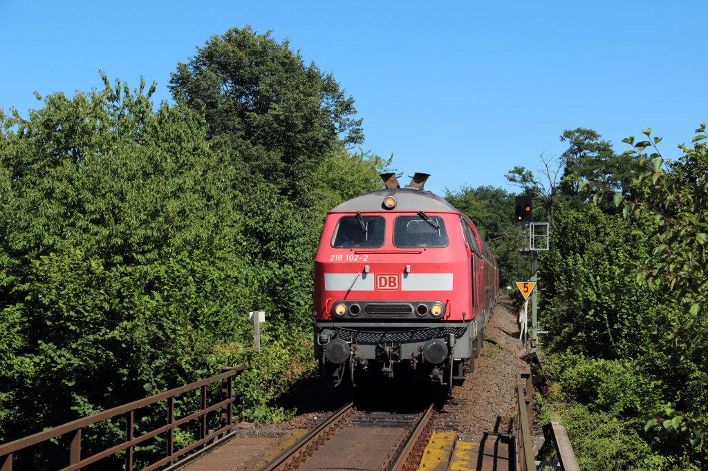 218 102-2 mit einem Regionalexpress nach Frankfurt bei der Einfahrt in Nidderau-Windecken am 01.08.2012