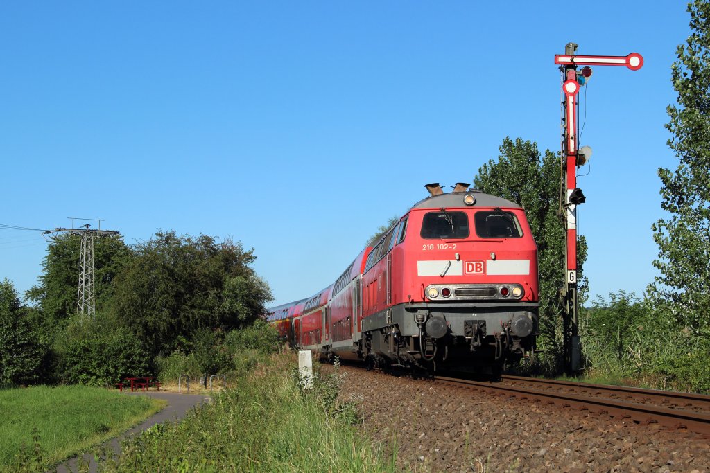 218 102-2 mit einem Regionalexpress nach Frankfurt in Glauburg-Stockheim am 01.08.2012