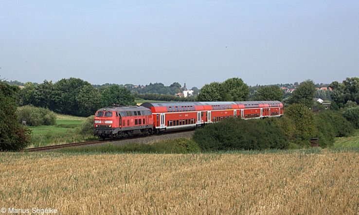 218 102 zieht im August 2012 eine RB von Glauburg-Stockheim nach Frankfurt (M) Hbf und konnte bei Schneck-Bdesheim