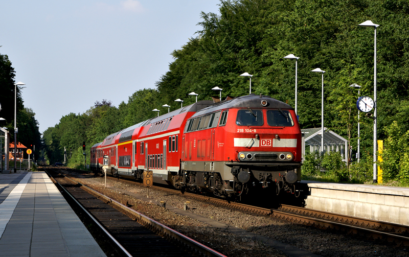 218 104-8 fhrt mit einer RB von Neustadt (in Holstein) nach Lbeck Hbf am 24.06.2010 in den Bahnhof von Bad Schwartau ein.