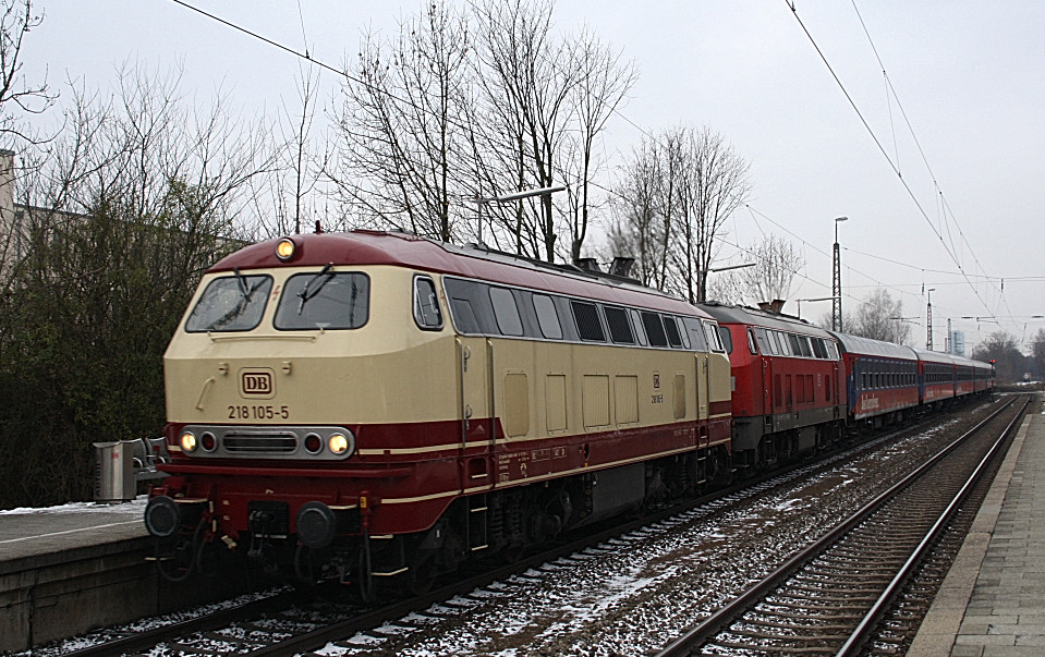 218 105 & 218 465 geraume Zeit drauf durch Mnchen Riem in Richtung Alttting durch. Am 28.11.2010

