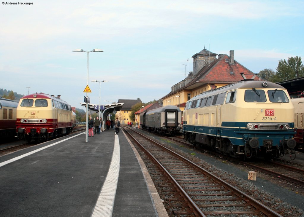 218 105-5 und 217 014-0 beim Burgwaldbahnfest in Frankenberg (Eder) 23.10.10