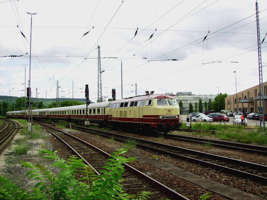218 105-5 hatte am 05.08.2012 die ehrenvolle Aufgabe TEE 72092, mit 103 222-6 im Schlepptau, nach Heilbronn und weiter bis nach �hringen zu ziehen. Hier konnte sie bei ihrer Einfahrt in den Hauptbahnhof Heilbronn abgelichtet werden. Grund f�r diese Sonderfahrt war das 150-j�hrige Jubil�um der Hohenlohebahn.