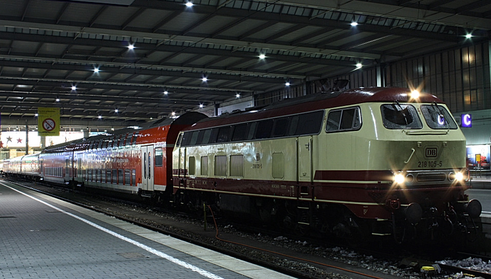 218 105-5 mit 27071 Nach Mhldorf Oberbayern am Mnchner Hauptbahnhof.Am 06.12.2010