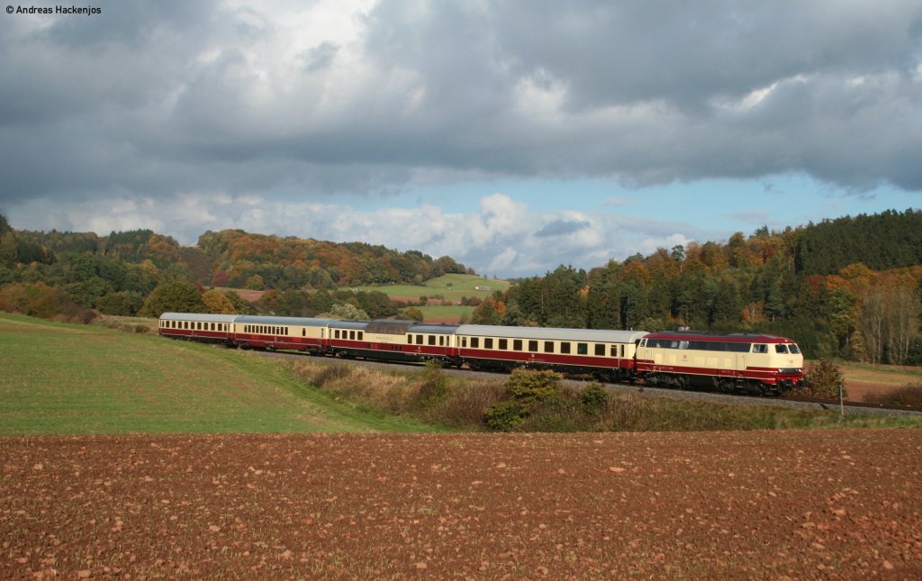 218 105-5 mit dem TEE 23693 (Frankenberg (Eder)-Marburg (Lahn)) bei Ernsthausen 24.10.10