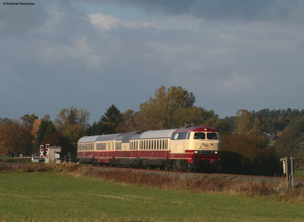 218 105-5 mit dem TEE 23693 (Frankenberg (Eder)-Marburg (Lahn)) bei Sarnau 24.10.10