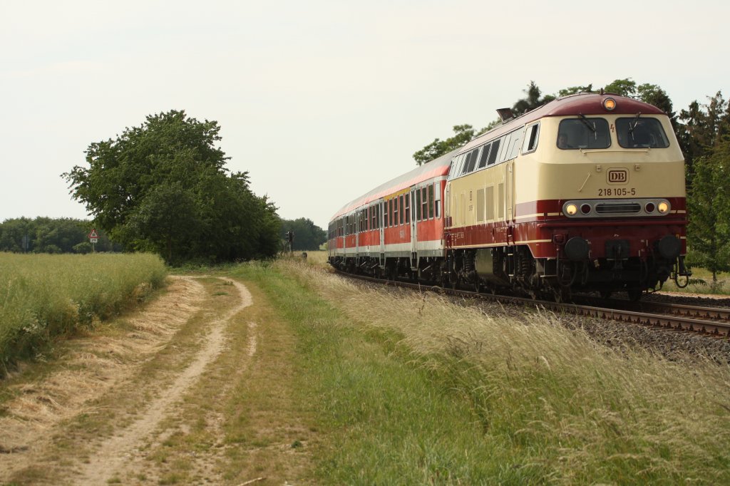 218 105-5 mit den ersten HVZ-Verstrker nach Bonn hier zwischen
Rheinbach und Odendorf. 03.06.11