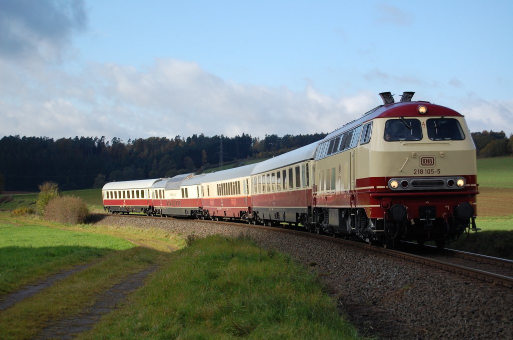 218 105-5 mit ihrer RB von Marburg nach Frankenberg (Eder), bestehend aus TEE Rheingold-Wagen, hier kurz vor dem Hp Wiesenfeld, 24.10.2010.