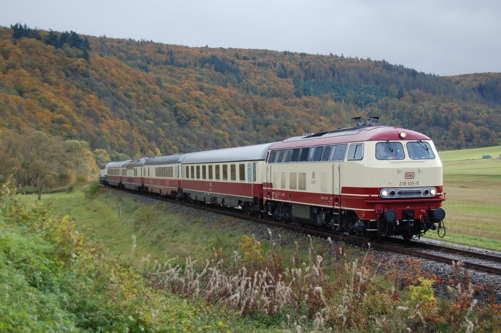 218 105-5 ziehend und 216 224-6 schiebend mit ihrem TEE Rheingold von Frankenberg (Eder) nach Herzhausen (Eder), hier bei Kirchlotheim, 24.10.2010.