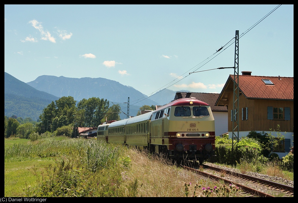 218 105 am 01.08.2010 bei der Ausfahrt aus dem Hp Traundorf.