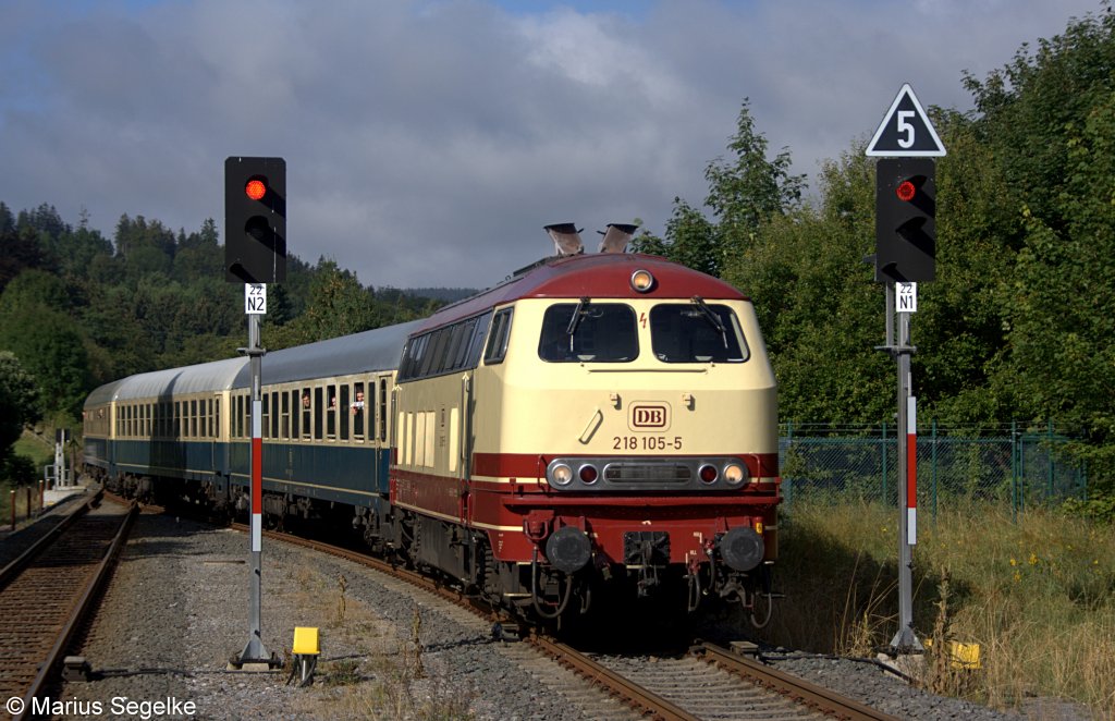 218 105 erreicht mit einem RE aus Brillon den Bahnhof von Usseln, um nach einem kurzen Kreuzungshalt mit 218 387 weiter nach Korbach zu fahren. Aufgenommen am 01.09.12 beim Streckenfest der Kurhessenbahn.