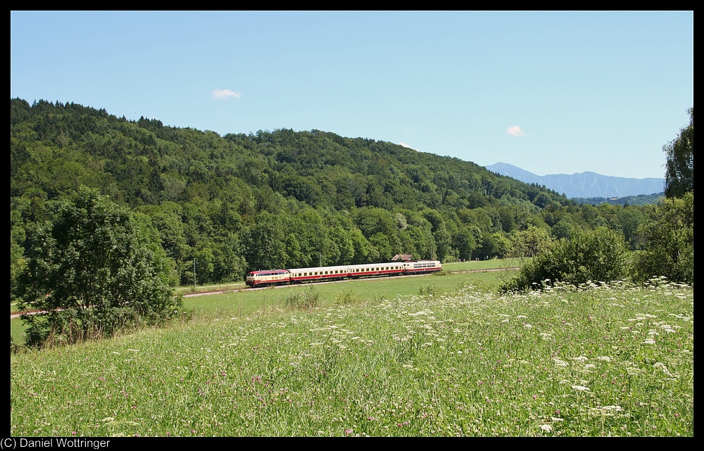 218 105 fhrt am 1. August 2010 auf den Hp Traundorf zu.