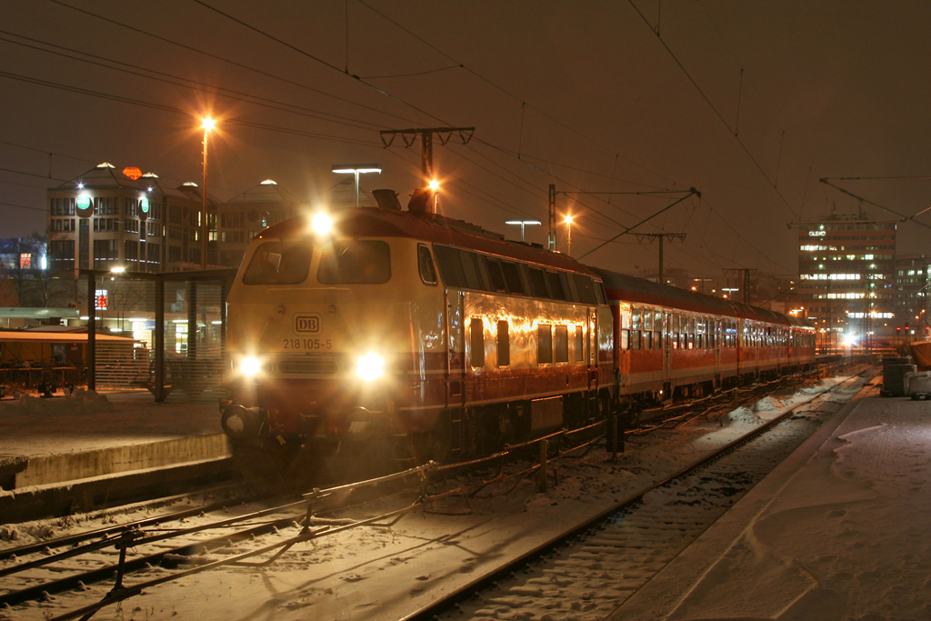 218 105 mit RB 27071 am 09.12.2010 in Mnchen Ost.