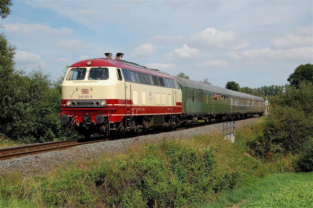 218 105 im Rahmen des Streckenfestes der Kurhessenbahn mit einer  hist.  RB von Wolfhagen nach Korbach zwischen Vokmarsen und Klte, 02.09.2012.