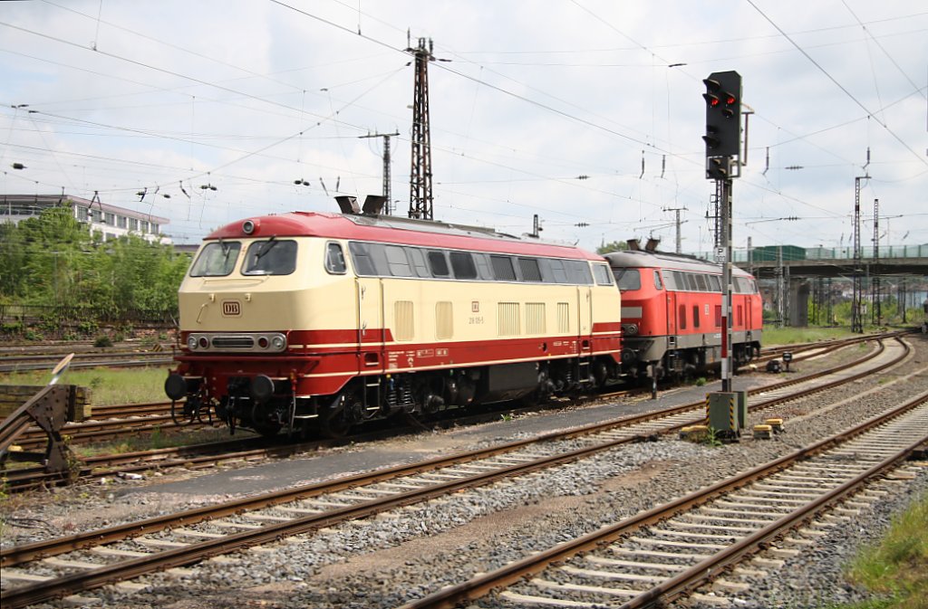 218 105 der WFB und Schenker 225 002 am 15.05.10 in Aschaffenburg Hbf.