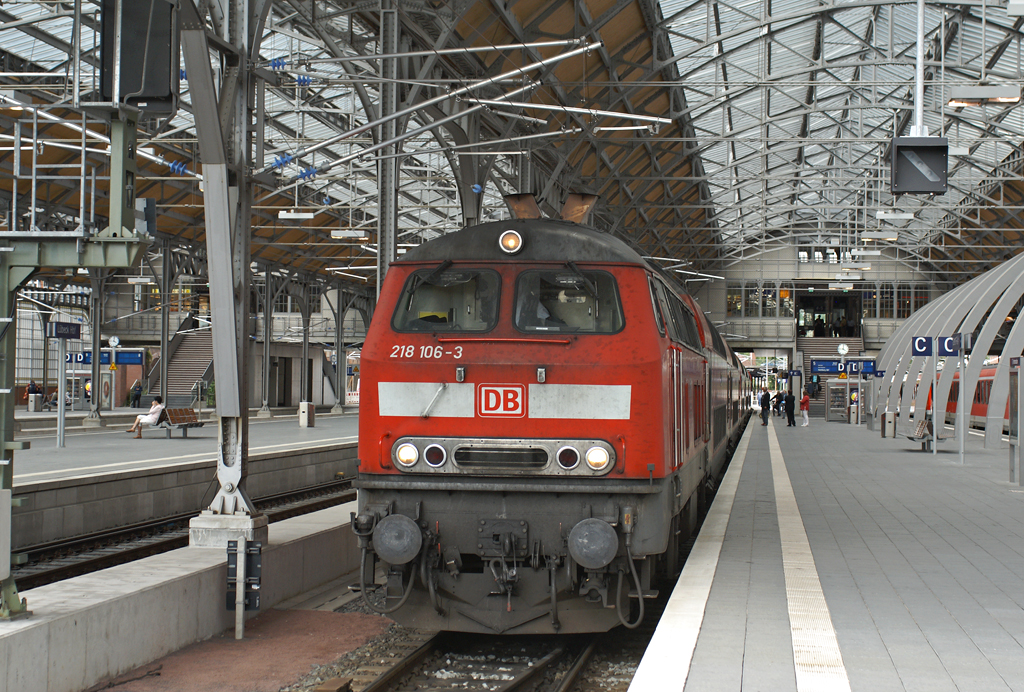 218 106-3 steht am 13.08.2008 mit 218 453-9 und Doppelstockwagen als RE nach Hamburg Hbf im Lbecker Hauptbahnhof zur Abfahrt bereit.