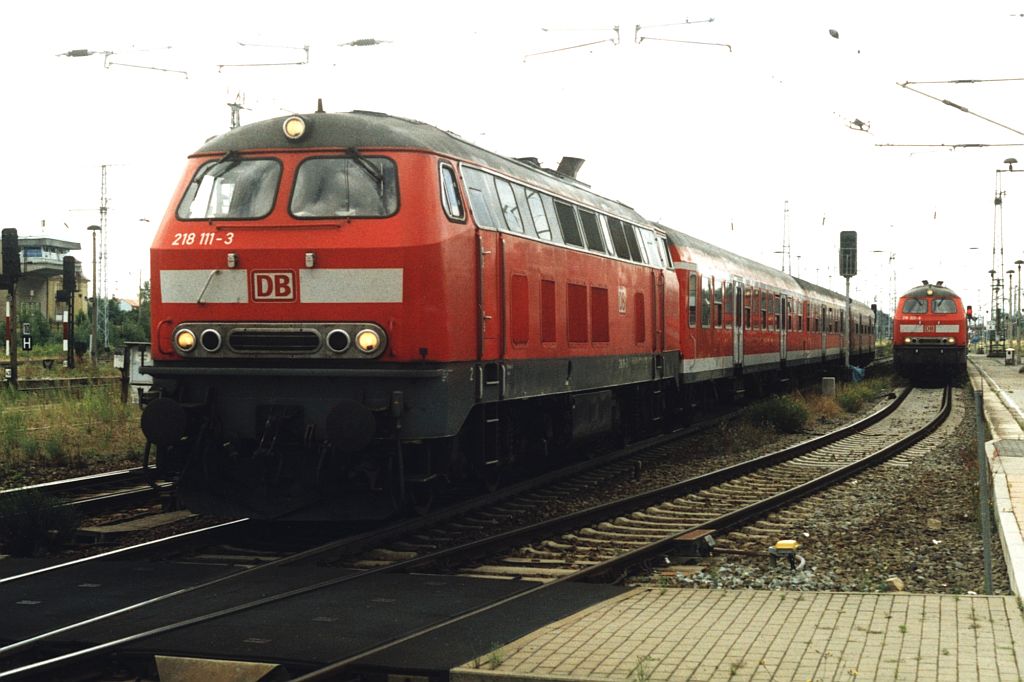 218 111-3 mit RB 36979 Braunschweig-Stendal auf Bahnhof Stendal am 17-7-2005. Bild und scan: Date Jan de Vries. 
