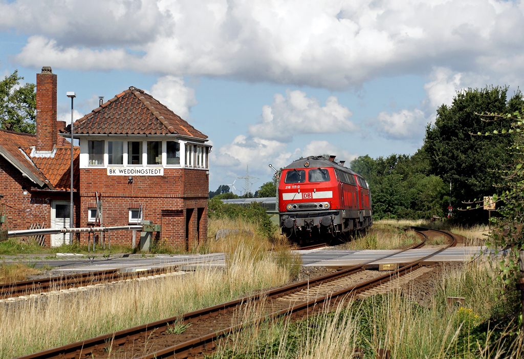 218 117-0 und eine Schwesterlokomotive ziehen am 4.08.2009 einen IC auf der Marschbahn Richtung Süden und passieren dabei die Blockstelle Weddingstedt. 
