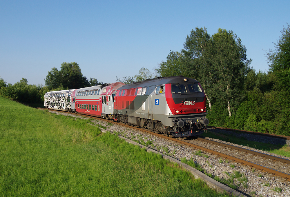 218 117 hat nun auch endlich Bahnräumer bekommen und ist nun nicht mehr so leicht von ihrer Schwester der 218 256 zu unterscheiden.
Hier ein Bild  22.06.2011 in Pölfing Brunn als SREX 4381 von Graz via Werndorf nach Wies.